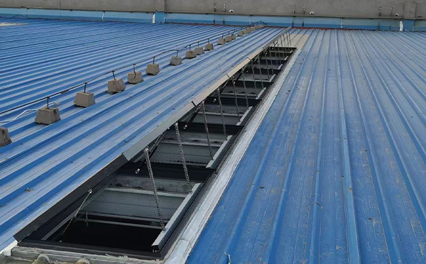 某城市大型商业综合体中庭渭南排烟窗工程