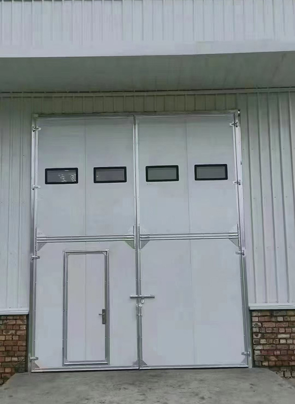 渭南工业门在设备装配车间出入口的实施记录